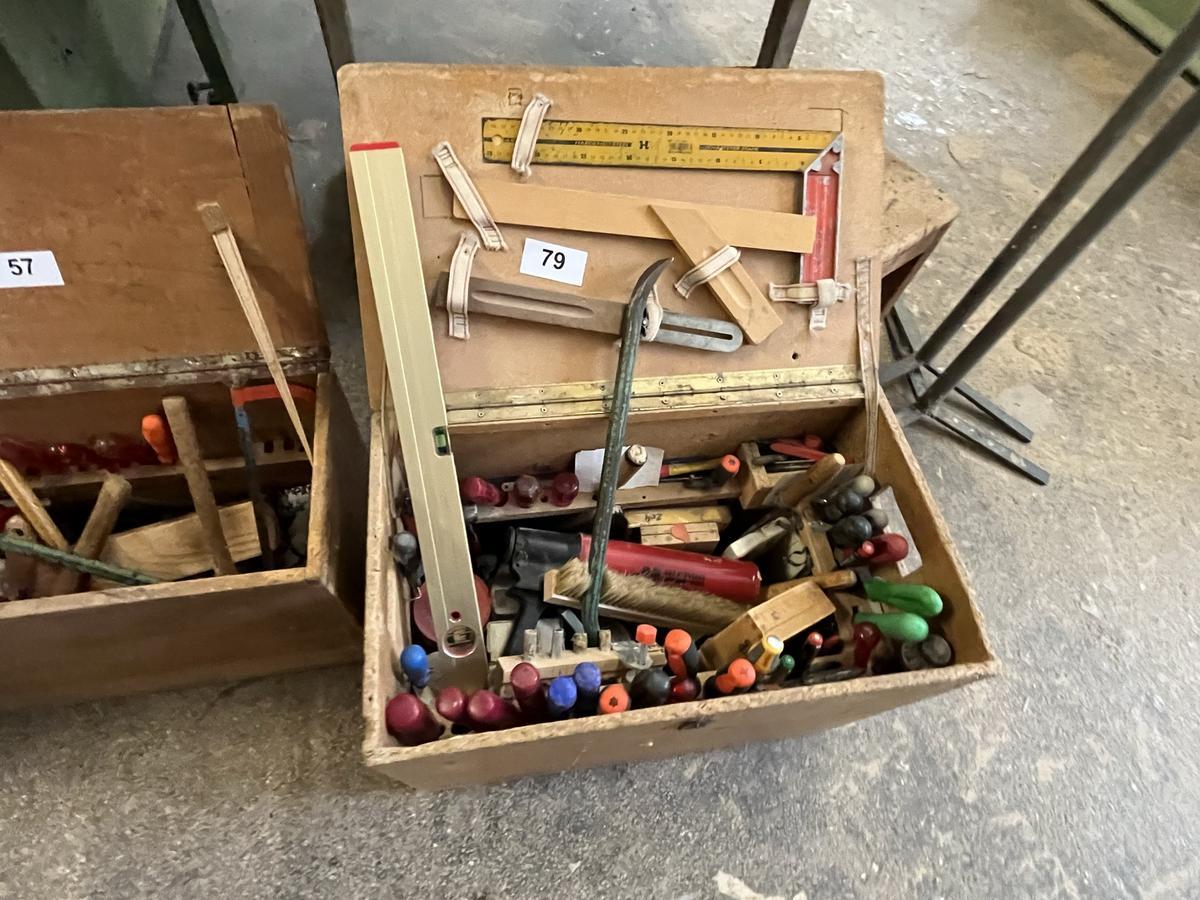 Werkzeugkiste befüllt mit Handwerkzeugen